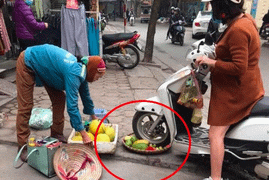 Cán nát mẹt hoa quả của người bán hàng rong, người phụ nữ nhận chỉ trích của dân mạng